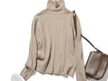 冬の定番に、立体アラン模様の美しい一品　カシミヤとウールのハイネックニット　セーター　薄茶色　251122-2