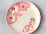 花模様と蝶絵の手描き皿(ピンク）