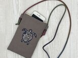 手刺繍スマホショルダー花ウミガメ