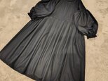 上質しっとりブラックウールプリーツゆったりワンピース