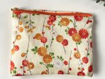 菊模様が華やかなフラットポーチ