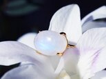 大粒レインボームーンストーンの14mmのカボション爪留めリング　～月の詩（うた）