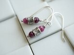 ルビーに挟まれたカレンシルバーランタンピアス