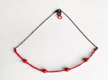 赤と黒のキッチュなネックレス
