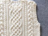 アラン模様の手編みベスト