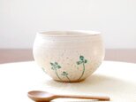 ころんと丸い彫り模様のお湯のみ / クローバー