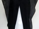 着物　地模様入りの黒の羽織と細縞の織りの着物のベスト　８７３　の画像