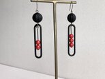 赤と黒のジオメトリックなピアス2