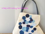 ランダムなドット編みアップリケかばん（ブルー系）