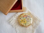 日本製【NACON】 金襴の織物装飾 パンジーの絵柄 コンパクトケース