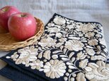 ハンガリー刺繍 手刺繍の製品 黒のフェルトに真珠色の花模様 飾り布