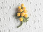 かぎ針で編んだブローチ　ミモザ　軽いコサージュ　刺繍糸２本どり　4
