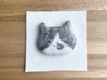 猫のお顔の陶器ブローチ〜ご機嫌な白黒猫〜【一点もの】