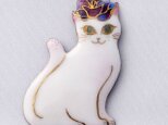 バラ（紫）のティアラをつけた白い猫の七宝焼ブローチ 【受注制作】の画像