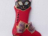 七宝焼ブローチ 赤いブーツの黒い猫の画像