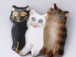 3匹の猫の七宝焼ブローチ 【受注制作】の画像