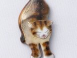 伸びする茶トラ猫の七宝焼ブローチ 【受注制作】の画像