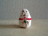 木彫り　ねこ法師花をもつ　小　赤