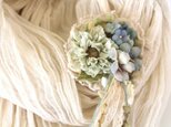 淡いブルーグリーンのお花畑コサージュ