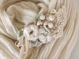 オフホワイトのお花畑とレースの蝶のコサージュ