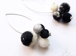 felt balls ピアス-black / white-の画像