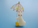 うさぴょんと雨傘（ブローチ）の画像
