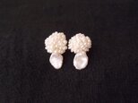 【真珠刺繍／ピアス】Petal pearl × Seed pearl Earringsの画像