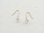 正方形の小さなピアス
