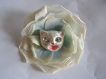恐い顔ネコのフラワーブローチ（ネコ・白×花・ブルー系）の画像