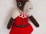 人形　ロバ女の子　赤いドレスの画像