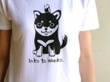 柴犬とセキセイインコのTシャツの画像