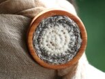 木と手紡ぎウールのブローチ(小) - 002の画像