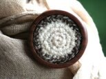 木と手紡ぎウールのブローチ(小) - 005の画像