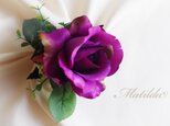 紫のバラと緑の実のコサージュ
