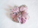 レース付きピンクの花柄シュシュの画像