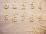 【suuji】数字のピアス　シェルホワイト