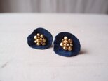 小さな花のピアス … Indigo（brass）の画像