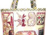 うさぎとかめの小物が入ったバッグをイメージしたデザインのバッグの画像