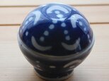 瑠璃色の釉薬のかかった月と丸模様の小物入れの画像