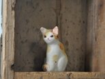 遠くをみつめる三毛猫のオブジェの画像