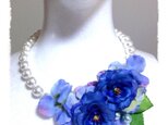 紫陽花とお花のネックレス(ブルー)の画像