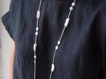 シルク糸と真珠の銀色ネックレスの画像