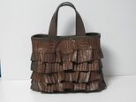 牛革手縫　クロコのフリルの付いたトートバッグの画像