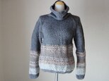 縞グレーのラグラン編みセーターの画像