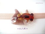 (帯留)涼しげな朱橙×墨デメキン　右向き　金魚の画像
