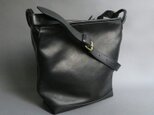 bucket shoulder bag (black)の画像