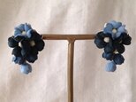染め花の小花と蕾のピアスB(ネイビー&ブルー)の画像