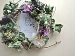 野葡萄の実が踊る紫達のwreathの画像