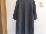 普段着のワンピース リネン グレーカーキー