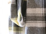 カシミアの手織り差し色マフラー（グレー）の画像
